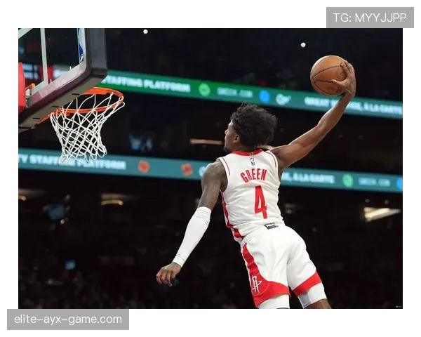 阿门·汤普森挡拆制造多次错位，拉开防线提升三分命中率